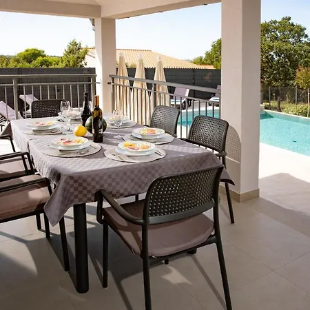 Mit Privatpool Fuer 6 Personen Ca 160 Qm In Pula, Istrien Istrische Riviera Holiday home